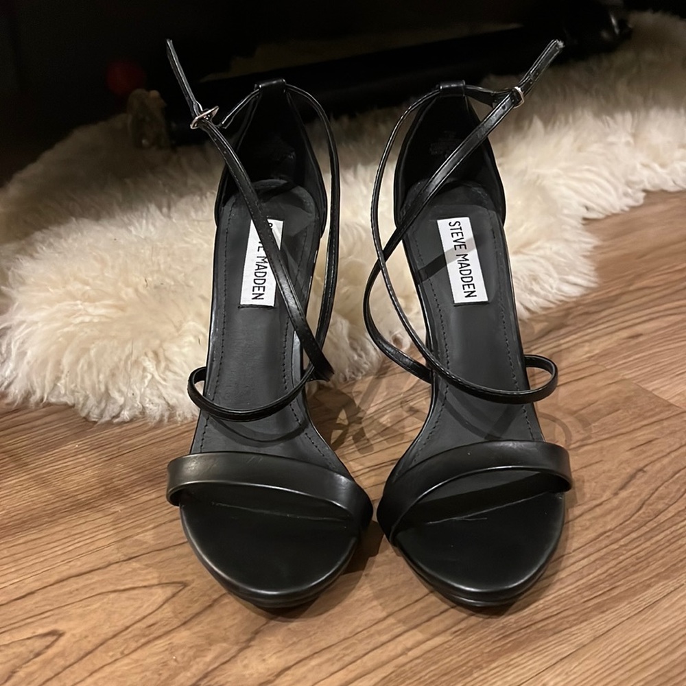 Never been worn 7.5 Black Steve Madden Heel Sandal